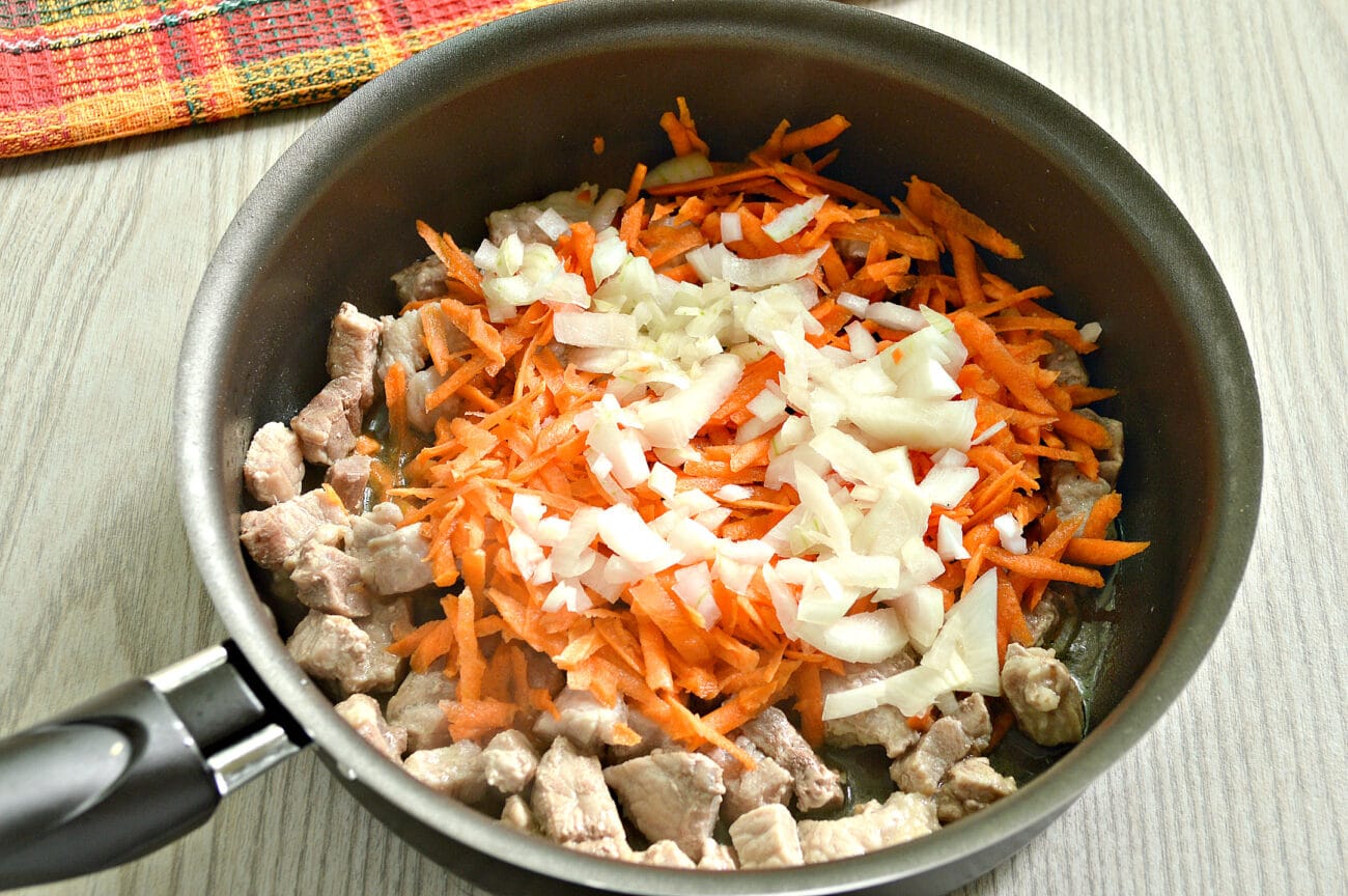 Рис без моркови. Рис с морковью и луком на сковороде. Рис с болгарским перцем и морковью и луком. Рис с морковкой и луком на сковороде. Лук и морковь на сковороде.