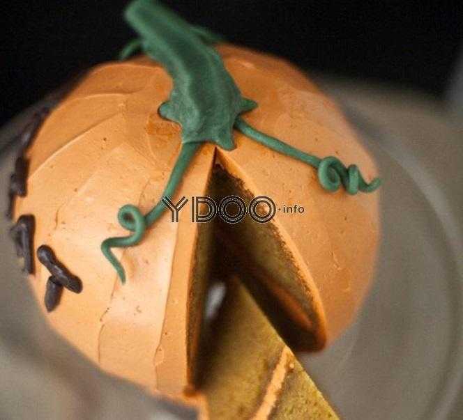разрезанный торт в виде тыквы